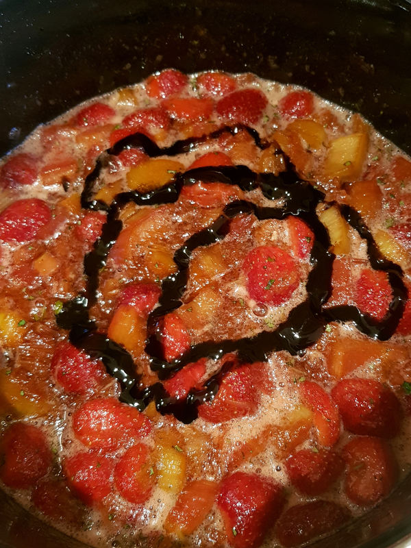 Gib zur Marmelade etwas Balsamico Creme.