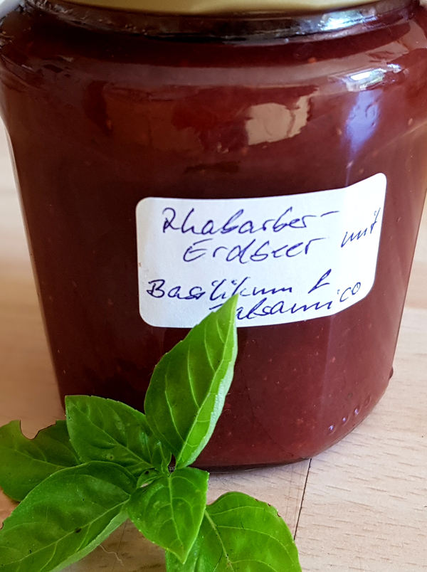 Schon die Farbe der Erdbeer-Rhabarber-Basilikum-Balsamico-Marmelade ist der Knaller.