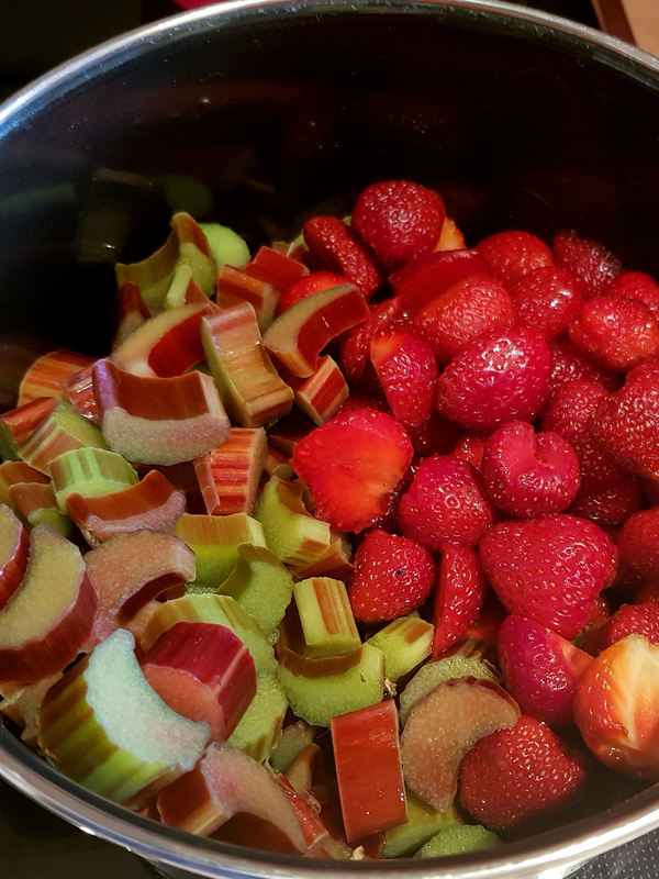 Geschnittene Erdbeeren und Rhabareber für die Marmelade