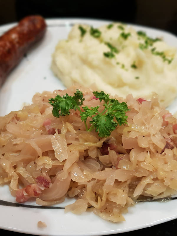 Aus Spitzkohl Sauerkraut selber machen für den Winter.