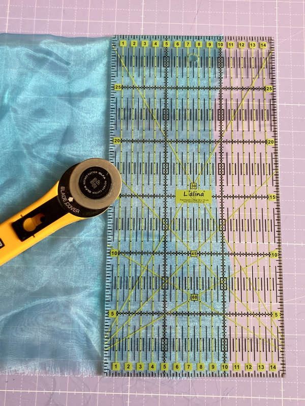 Schneide für das Tutu Streifen vom Tüll ab.