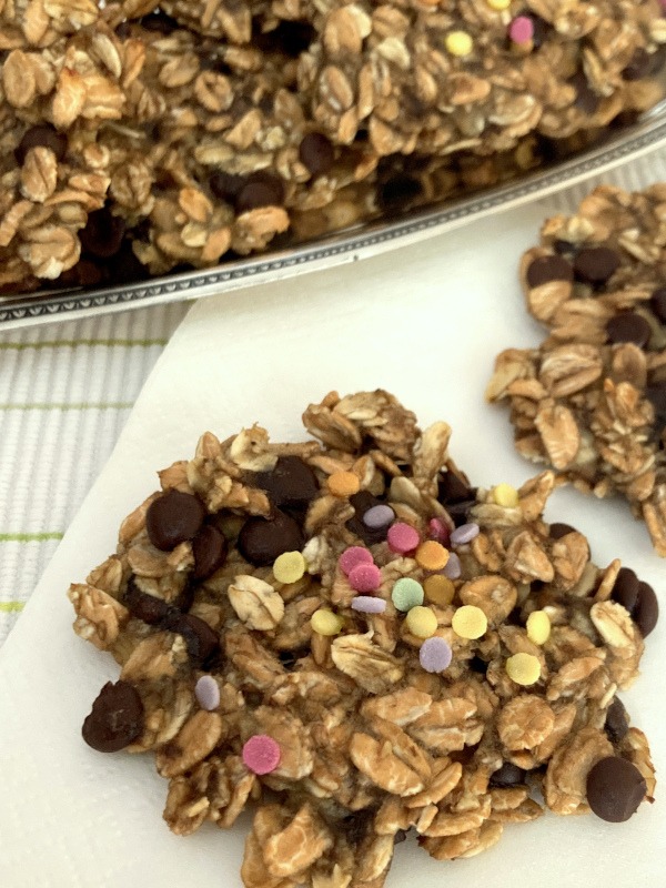 Bananen-Dinkel Cookies mit bunten Streuseln und Schokotropfen